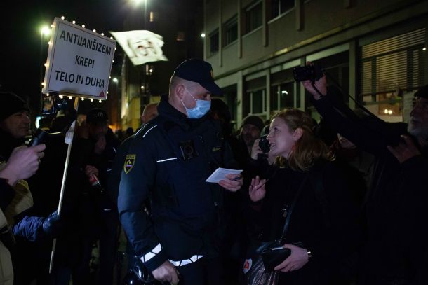 V času tretje Janševe vlade se je odviž že stoti petkov protivladni protest. Števine nepravilnosti, respresija in manipulacije državljanke in državljane vedno bolj odrivajo od sreče.