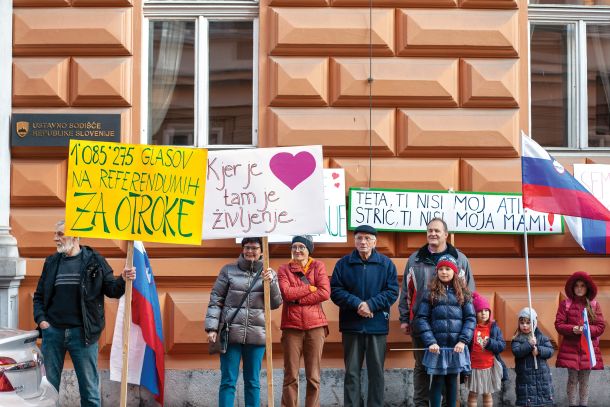 Zbiranje dovoljeno: shod proti pravicam gejev in lezbijk pred ustavnim sodiščem, 10. marec 2022 