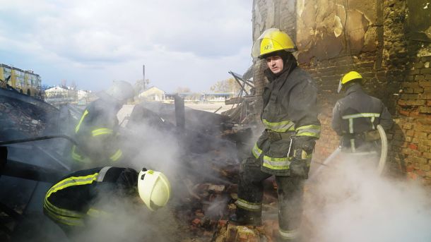 Gasilci med ruševinami iščejo ljudi v upanju, da so še živi. Medtem poteka nov zračni napad. 