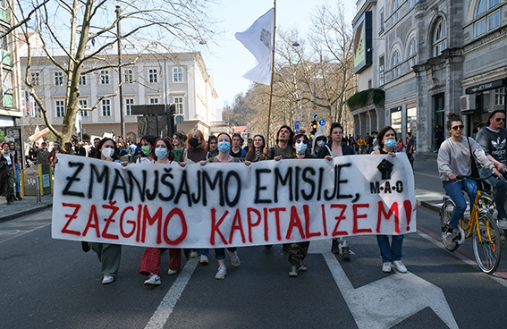 Pet minut pred 12. uro se je na Kongresnem trgu v Ljubljani zbralo Več sto ljudi, predvsem mladih, ki so opozarjali na podnebne spremembe.