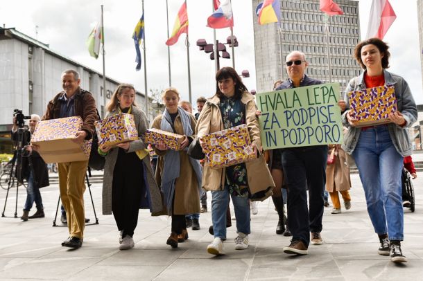 Inštitut 8. marec z zbranimi podpisi na Trgu republike v Ljubljani