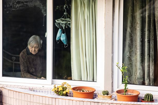 Dan za dnem med karanteno fotografira obraze, ki jih za hip opazi skozi okna ali na balkonih, in s tem trenutke naveličanosti, apatije, pa tudi veselja in bližine. Več fotografij je objavljenih na njegovem profilu na družbenem omrežju Instagram (@matjaztancic). 