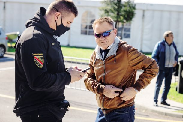 Janšev multipraktik Franci Matoz bo sicer kot predsednik slabe banke takoj odstavljen, a si je medtem na pomembne položaje v podjetjih že postavil svojo zastopnico. (Fotografija je bila posneta na strankarskem shodu SDS v Marezigah.