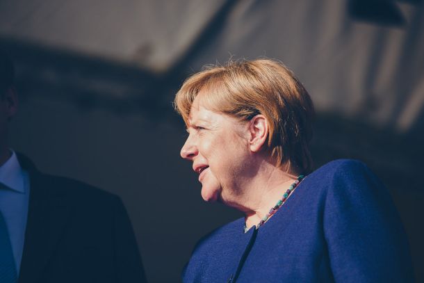 Angela Merkel je tako kot tudi nekateri drugi vidni nemški politiki tarča kritik, da je kot kanclerka preveč popuščala Putinu in ni naredila dovolj, da bi ustavila njegovo vse agresivnejšo zunanjo politiko.