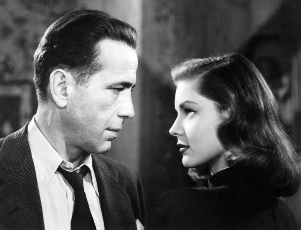 Humphrey Bogart (kot detektiv Marlowe) in Lauren Bacall v filmu Globoko spanje (1946)