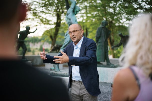 Direktor Muzeja novejše zgodovine Slovenije Jože Dežman v Parku vojaške zgodovine v Pivki, kamor so pod njegovim vodstvom premestili kipe iz zbirke NOB, prej postavljene v Parku Brdo in Poljčah. 