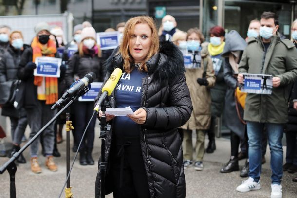 Petra Bezjak Cirman, predsednica sveta delavcev RTVS, na protestu pred RTV, 25. novemeber 2021. Sedaj je postala vodja vladnega urada za komuniciranje. 