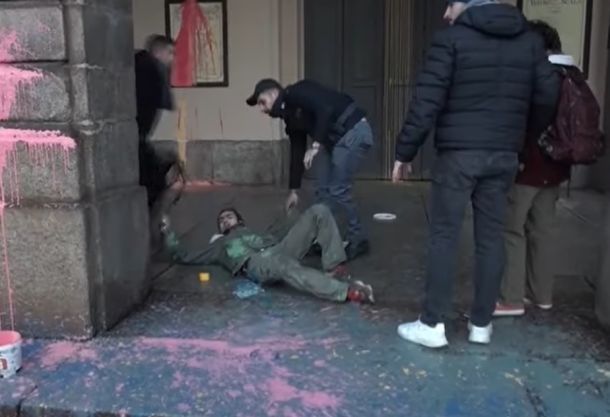 VIDEO / Des militants pour le climat ont enduit de peinture l’entrée de l’opéra