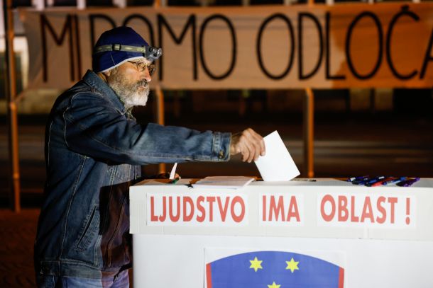 Ljudstvo ima oblast. Petkov protivladni protest na Trgu republike.