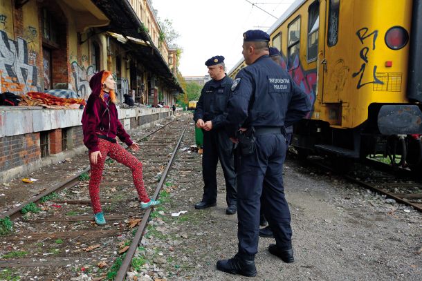 Tinka Ines Kalajžić med pogovorom s pripadniki specialne policijske enote.