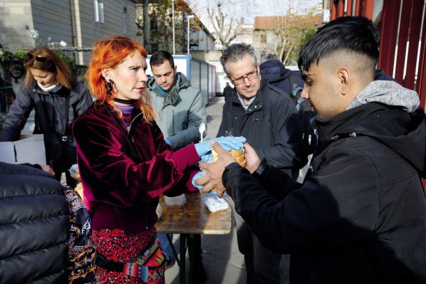 Prostovoljci iz različnih evropskih držav pri razdeljevanju hrane.