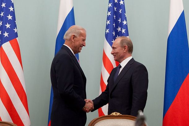 Ameriški predsednik Joe Biden je načeloma privolil v srečanje z ruskim predsednikom Vladimirjem Putinom potem, ko se bosta srečala Blinken in Lavrov..