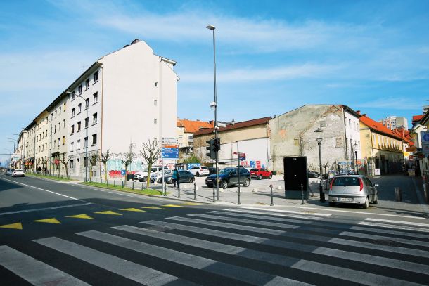 Nekdaj žepni park na križišču Trubarjeve in Resljeve, je danes improvizrano plačljivo parkirišče v zasebni lasti. V tem primeru gre za izrazito degradacijo javnega prostora. 