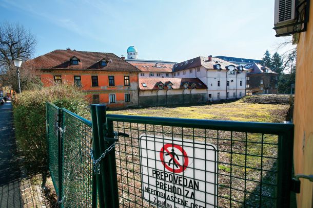 Novemu lastniku parcele med Rimsko in Aškerčevo cesto v Ljubljani namera s parkirišči ni uspela, dal je pobudo za spremembo namembnosti, da bi gradil. Na tem mestu sedaj zija praznina namesto, da bi vrtičkarji še naprej pridelovali vrtnine.