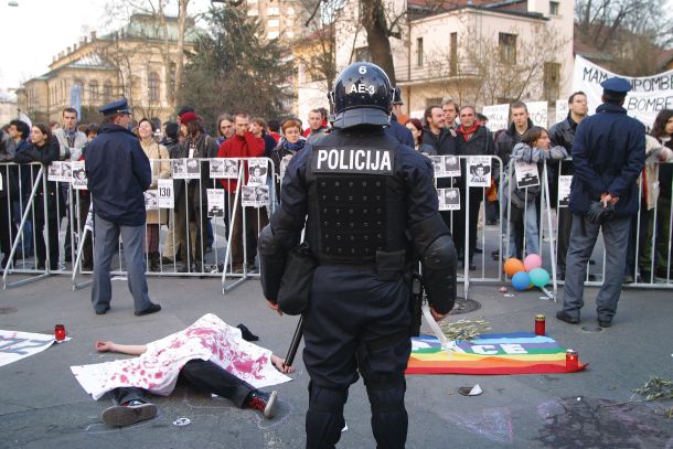 Protest pred ameriškim veleposlaništvom v Ljubljani na prvi dan napada na Irak, 20. marec 2003 