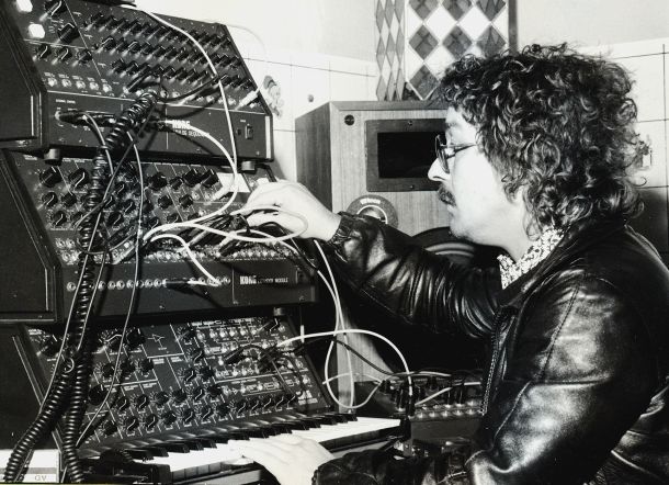 Snemanje skladbe Robot, s katero si je Miha Kralj leta 1982 prislužil prvo nagrado strokovne žirije na Slovenski popevki. Skladbo je ustvaril s pomočjo instrumenta, imenovanega vocoder, ki človeški glas pretvarja v robotskega.