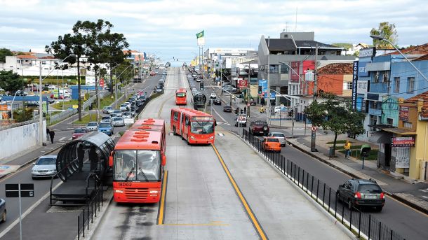 Brazilsko mesto Curitiba ima gosto pozidane urbane koridorje ob glavnih prometnih linijah, v zaledju pa nižje stavbe in več zelenja.