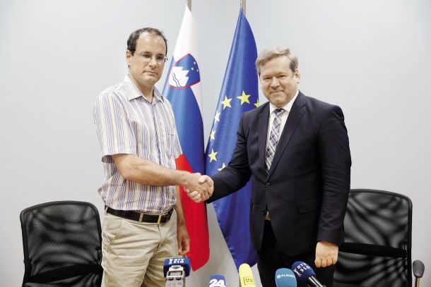 Podpis stavkovnega sporazuma med vlado in Visokošolskim sindikatom Slovenije. Na eni strani minister za visoko šolstvo Igor Papič, na drugi predsednik visokošolskega sindikata Gorazd Kovačič. 