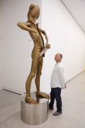 Mirko Bratuša ob svojem kipu na razstavi Figuralika v Cukrarni
