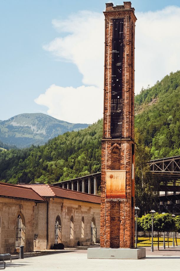 Kreativnice se na letošnjem Bienalu tekstilnih umetnosti Kranj (BIEN) predstavljajo s skupno prostorsko instalacijo Vesolje sonc, ki jo sestavljajo štiri dela; po eno je umeščeno na vsako od štirih strani Plavža Stara Sava na Jesenicah. Instalacija bo na ogled še vse do konca avgusta. 