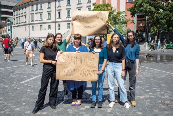 Luisa Neubauer (skrajno levo) na Prešernovem trgu v Ljubljani, skupaj s predsednico inštituta 8. marec Niko Kovač in predstavniki  Petkov za prihodnost iz italije, Hrvaške, Nemčije in avstrije. Čistilnih akcij inštituta 8. marec po vsej sloveniji se je udeležilo več kot 500 prostovoljcev, iz sestrskih organizacij iz tujine pa je prišlo več kot 30 mladih.