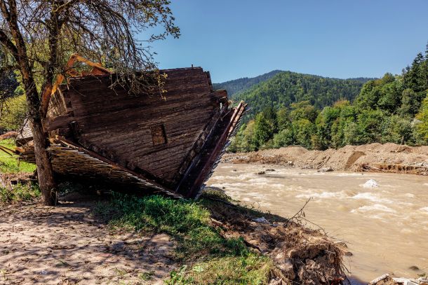 Zavarovalnice ne želijo več zavarovati na poplavnih območjih (fotografija je simbolična in je bila posneta pri vasi Savina blizu Ljubnega ob Savinji)