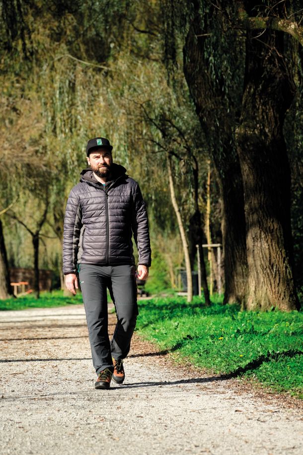 Mestni arborist inženir gozdarstva Nejc Praznik službuje v javnem podjetju VOKA SNAGA Ljubljana. Ukvarja se z mestnimi drevesi, skrbi za njihovo vitalnost, hkrati pa s sodelavci tudi izbira drevesne vrste, ki jih zasajajo v mestu. 