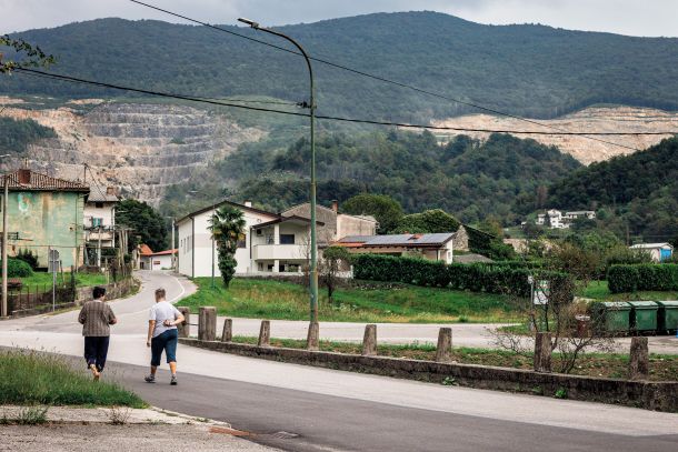 Nad Anhovim lahko cementarna-sosežigalnica Salonit površino kamnoloma, v katerem pridobiva lapor in apnenec, zakonito poveča na skoraj kvadratni kilometer. Občina Kanal ob Soči za tako izkoriščanje dobiva letno vsega 23 tisoč evrov. 