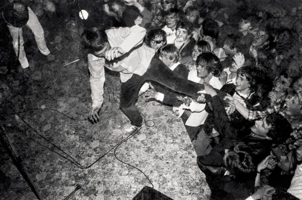 Fotografija Dušana Gerlice prikazuje koncert Pankrtov, ki se je 20. aprila 1979 odvil v menzi študentskega naselja v ljubljanski Rožni dolini. 