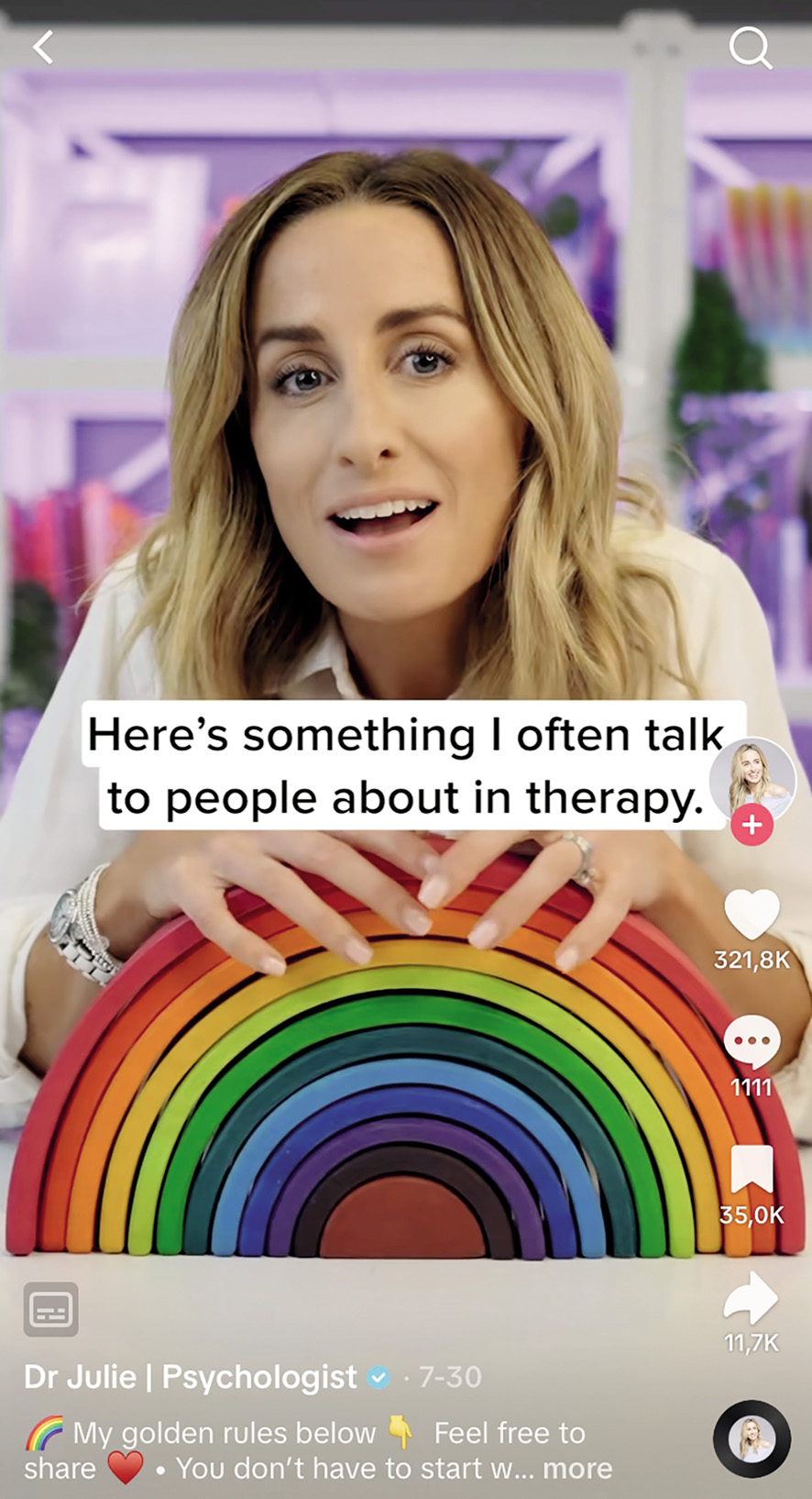 Dr. Julie Smith, klinična psihologinja, avtorica knjižnih uspešnic in tiktokerka z več kot tremi milijoni sledilcev, se na platformi osredotoča na anksiozne motnje in panične napade.
