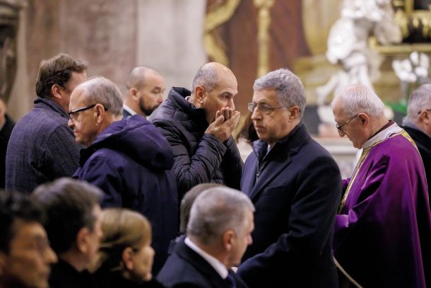 Premražene roke Janeza Janše ob srečanju z nadškofom Zoretom pri maši za domovino v ljubljanski stolnici  