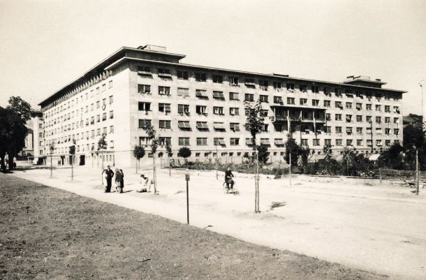 Stara fotografija Hutterjevega bloka, zgrajenega v letih 1940–44, kaže stavbo s prvotno fasado 