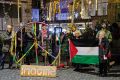 Združenje Amorfna gmota prepeva pesem Imagine za mir v Palestini, 1. januarja pri Prešernovem spomeniku v Ljubljani 