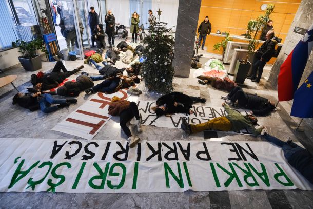 Na škodljivost dokumenta so člani gibanja danes opozorili tudi s protestno akcijo, ko so pred vhodom na okoljsko ministrstvo uprizorili ležeča trupla