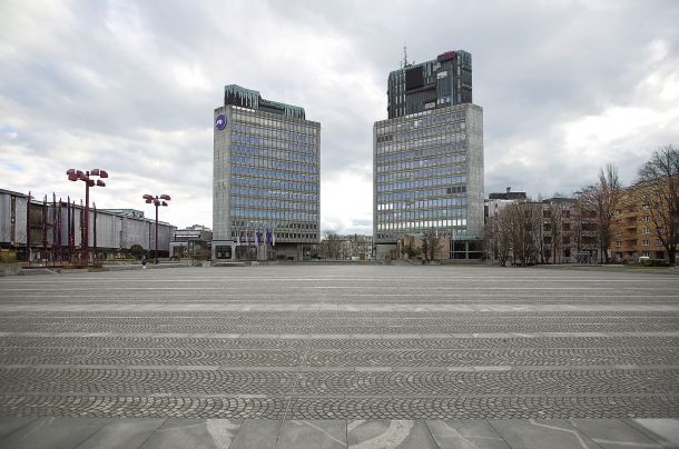 Ravnikarjevi stolpnici na Trgu republike je profesor dr. Nace Šumi poimenoval Južna ljubljanska vrata. Dr. Miloš Kosec pa opozarja, da drugače od številnih drugih modernističnih kompleksov te vrste ta zelo uspešno povezuje staro mesto z novo »praznino« prestolnice.