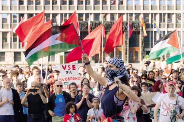 Samar Zughool na shodu za svobodno Palestino 7. aprila v Ljubljani 