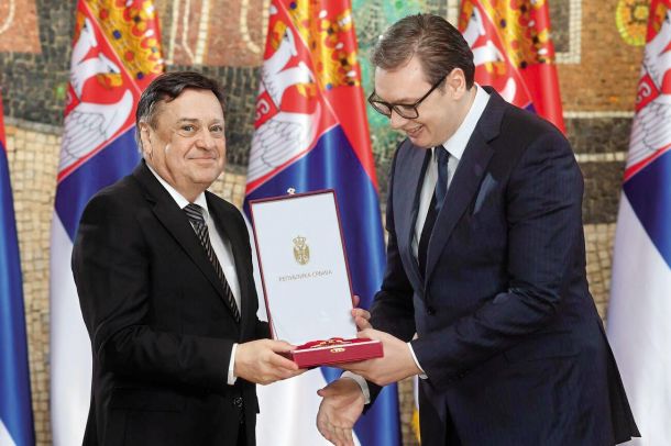 Aleksandar Vučić je leta 2022 na srbski dan državnosti odlikoval Zorana Jankovića. Razlog? Posebne zasluge pri razvoju in utrjevanju sodelovanja in prijateljskih odnosov med Republiko Srbijo in Republiko Slovenijo. Na isti dan je odlikovanje dobil tudi ameriški igralec Johnny Depp.