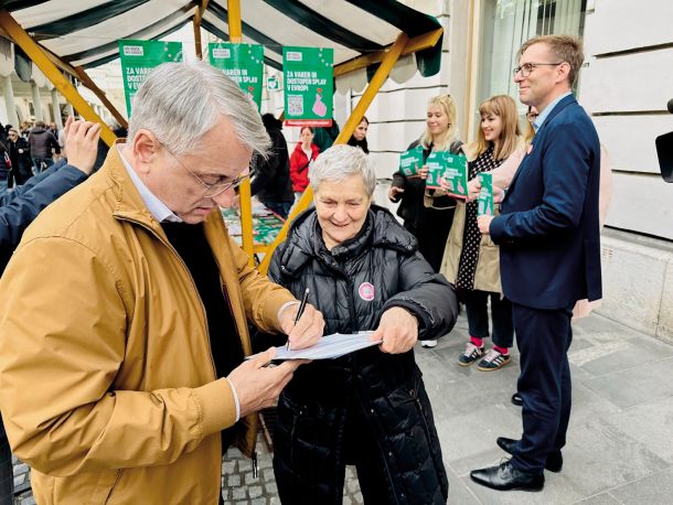 Podporo so izrekli tudi v SD. Na fotografiji: Matjaž Han, gospodarski minister in predsednik SD, ob njem Sonja Lokar, nekdanja političarka in dolgoletna borka za pravice žensk.