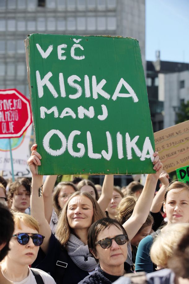 Podnebne razmere zahtevajo velike spremembe, a protesti (na fotografiji protest Mladih za podnebno pravičnost leta 2019) ne bodo dovolj. Spremeniti bi se morala politika. In način, kako se zeleni ukrepi predstavljajo v javnosti.