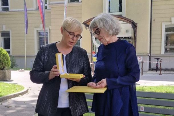 Predsednica republike Nataša Pirc Musar je Aniti Ogulin v znak hvaležnosti in spoštovanja za njeno življenjsko delo, predano prostovoljstvu in pomoči potrebnim ljudem, s katerim je neizbrisljivo zaznamovala slovensko družbo, podelila državno odlikovanje zlati red za zasluge