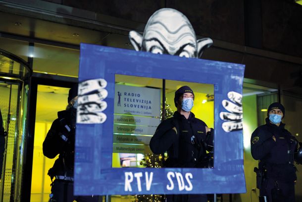 Podpori pokončnim novinarjem in novinarkam RTV Slovenija je bil posvečen tudi 90. petkov protivladni protest
