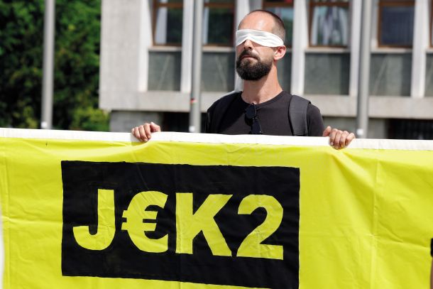 Protest organizacije Greenpeace pred parlamentom na dan razprave o predlogu za razpis referenduma JEK2