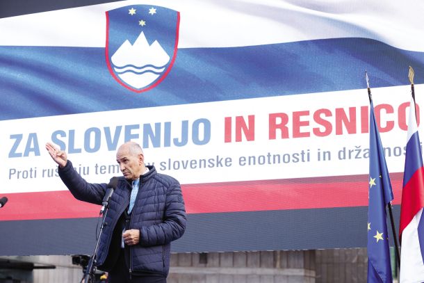 Predsednik SDS Janez Janša pred volitvami in referendumi rad dviguje prah