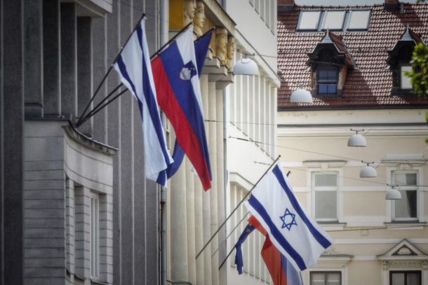 Janševa vlada izobesila izraelske zastave
