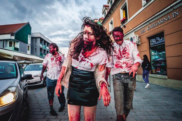 Grossmann ni le festival filma in vina, je festival, kjer se tudi občinstvo spremeni v like iz grozljivk. Na fotografiji: sprehod zombijev leta 2017.