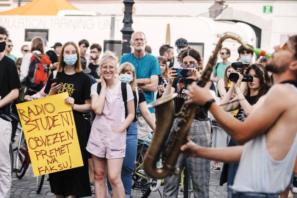 Protest za Radio Študent: medtem ko se ŠOU v Ljubljani že leta trudi, da bi Radio Študent propadel, se je njegova poslušanost med leti 2018 in 2021 podvojila in še vedno raste. Kar tretjina poslušalcev je mlajša od 29 let. 