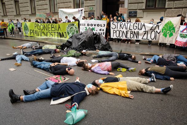 Protest Mladih za podnebno pravičnost pred poslopjem vlade leta 2020