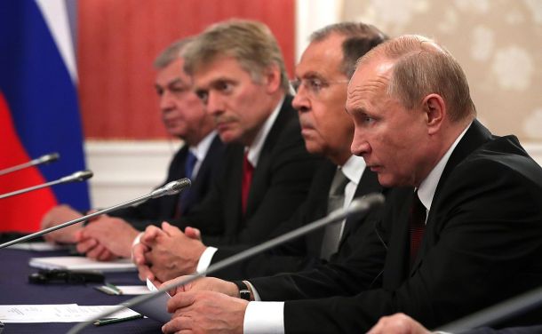 Peskov v družbi ruskega predsednika Vladimirja Putina in Ruski zunanji minister Sergej Lavrov 