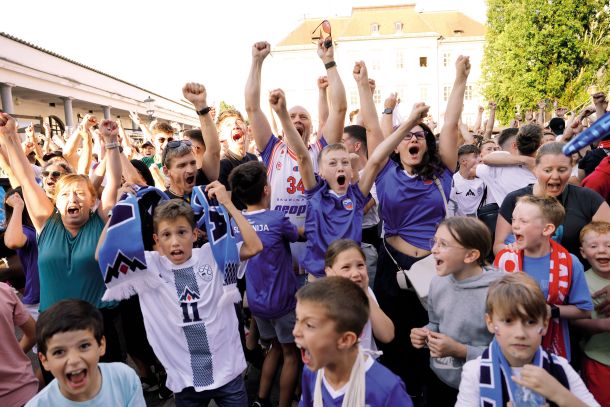 Veselje na Pogačarjevem trgu v Ljubljani ob prvem slovenskem golu na evropskem prvenstvu 