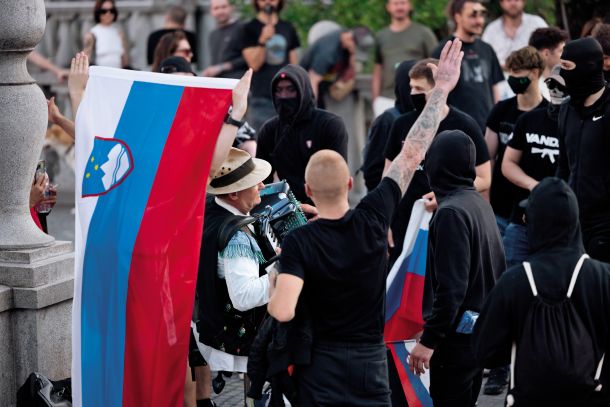 Postajajo mladi res vedno bolj nestrpni? Na fotografiji: shod pripadnikov tako imenovane Slovenske obrambne straže (7. junij, Ljubljana). 